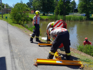FOTOGALERIE: Dodávka skončila pod hladinou