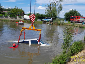FOTOGALERIE: Dodávka skončila pod hladinou