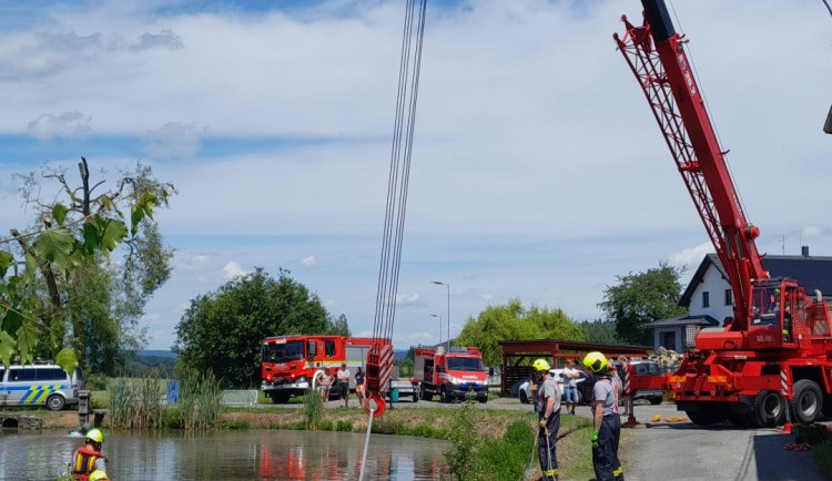 FOTOGALERIE: Dodávka skončila pod hladinou
