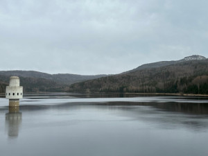 Vpravo Roklan na jaře ještě se zbytky sněhu