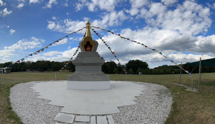 FOTOGALERIE: Buddhistická stúpa v Těnovicích a Těnovická skála