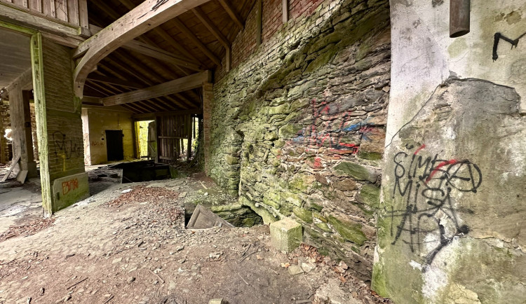 FOTOGALERIE: Urbex v bývalé šumavské papírně v Hamrech