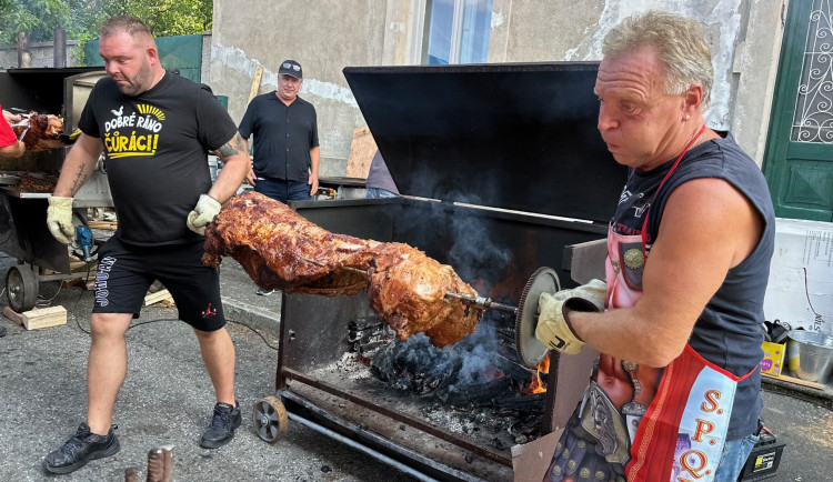 FOTOGALERIE: Mistrovství Šumavy v opékání prasat