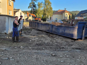 FOTO: Dobrovolníci z Farmaparku u Toma pomáhají na povodněmi zasažené Moravě