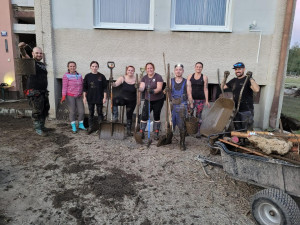 FOTO: Dobrovolníci z Farmaparku u Toma pomáhají na povodněmi zasažené Moravě