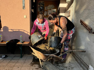 FOTO: Dobrovolníci z Farmaparku u Toma pomáhají na povodněmi zasažené Moravě