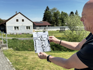 Zdeněk Roučka s historickou fotografií na místě, o kterém je přesvědčen, že zde se podepsala kapitulace