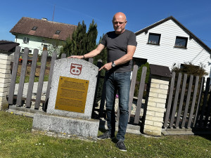 Pomník ve Všerubech připomínající kapitulaci 11. tankové divize