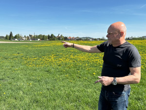 Zdeněk Roučka ukazuje silnici ve Všerubech, kde 4. a 5. května 1945 stály dlouhé kolony vozidel 11. tankové divize
