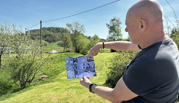 Zdeněk Roučka s historickou fotografií na místě, o kterém je přesvědčen, že zde se podepsala kapitulace