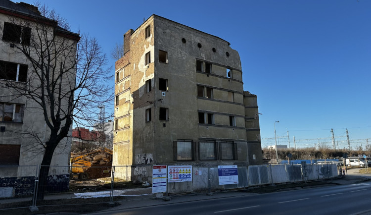FOTOGALERIE: Konec nechvalně známého komplexu domů v Jateční ulici