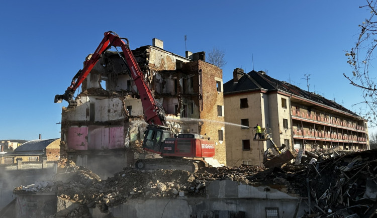 FOTOGALERIE: Konec nechvalně známého komplexu domů v Jateční ulici