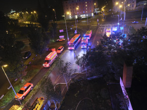 Plameny zachvátily brloh bezdomovců, záchranáři ošetřili 10 lidí