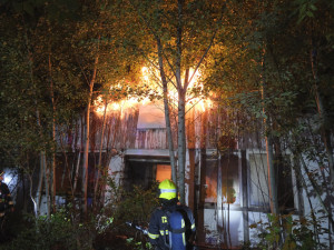 Plameny zachvátily brloh bezdomovců, záchranáři ošetřili 10 lidí