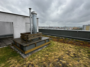 FOTOGALERIE: Zelená střecha na paneláku v Plzni