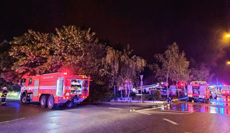 Plameny zachvátily brloh bezdomovců, záchranáři ošetřili 10 lidí