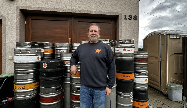 Američan vaří v maličké obci u Plzně populární pivo Zhůřák ve svém minipivovaru