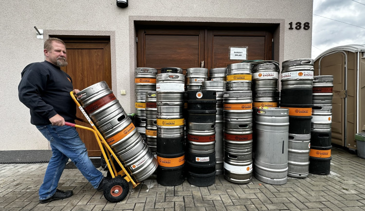 Američan vaří v maličké obci u Plzně populární pivo Zhůřák ve svém minipivovaru