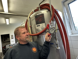 Američan vaří v maličké obci u Plzně populární pivo Zhůřák ve svém minipivovaru