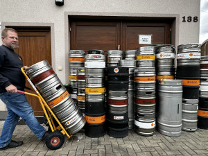 Američan vaří v maličké obci u Plzně populární pivo Zhůřák ve svém minipivovaru