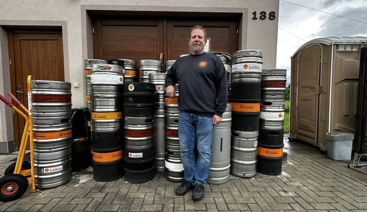 Američan vaří v maličké obci u Plzně populární pivo Zhůřák ve svém minipivovaru