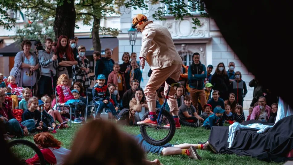 Festival nového divadla a performance Nastevřeno