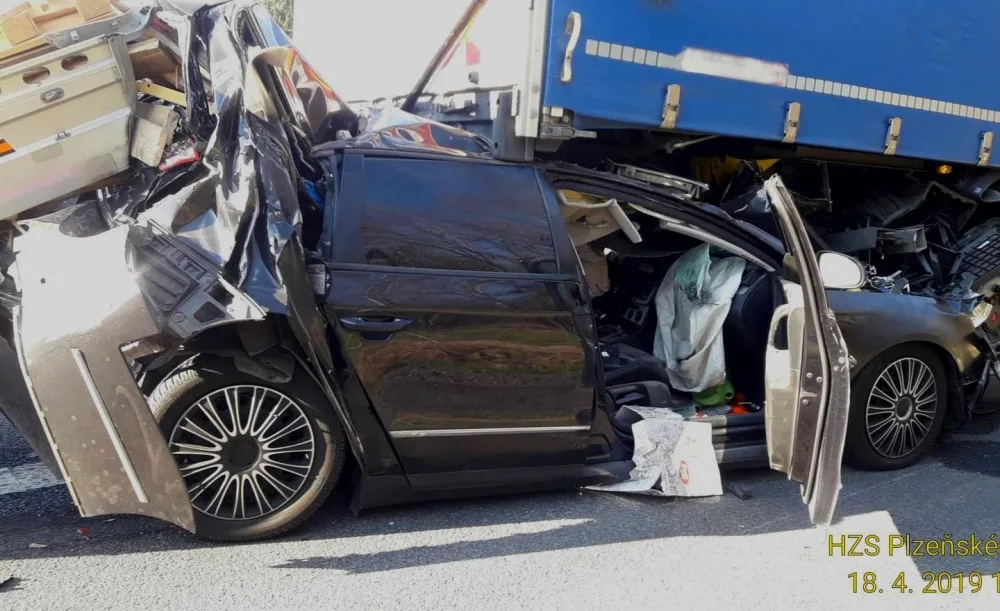 Auto bylo zapasované pod kamionem, řidič se podruhé narodil.