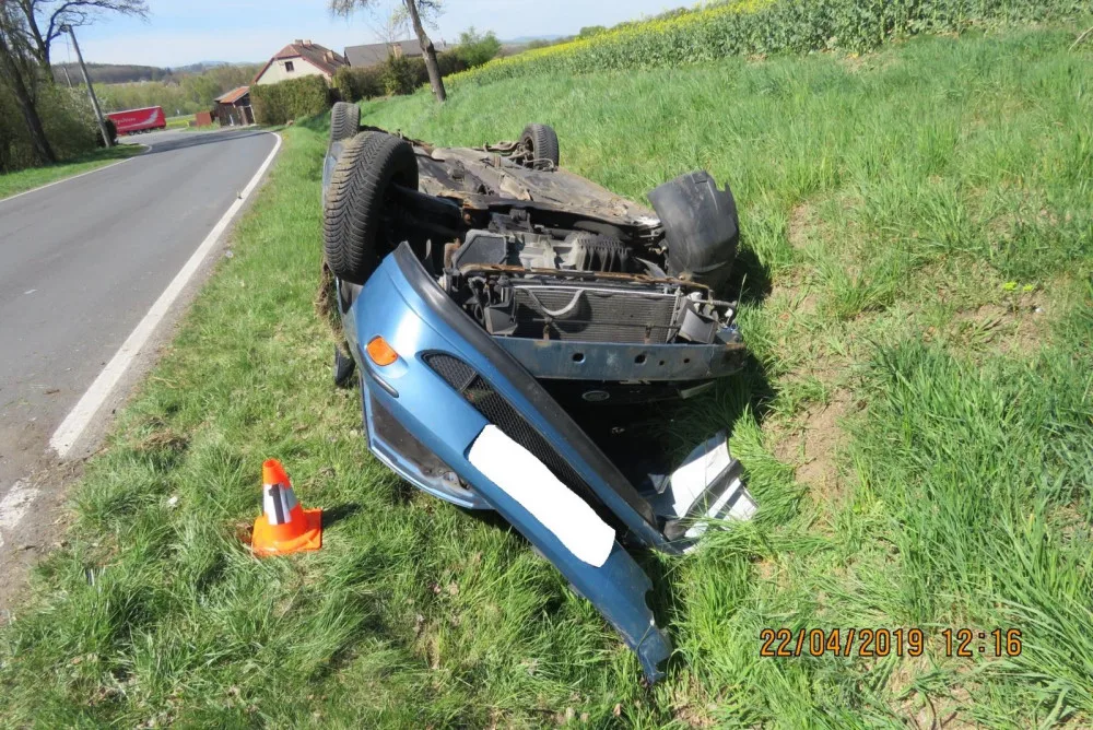 Auto na střeše.