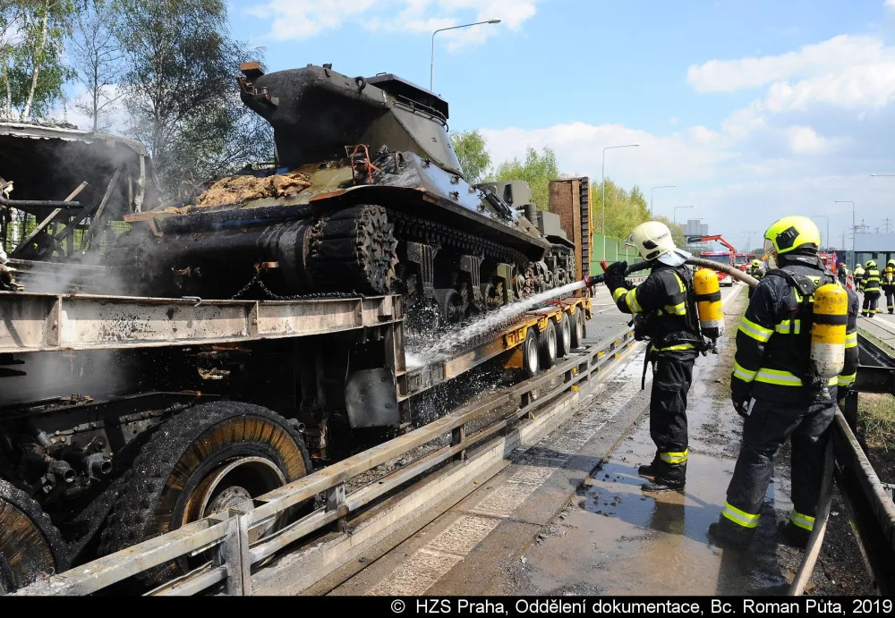 Na Pražském okruhu se dnes srazil kamion převážející tanky s autobusem.