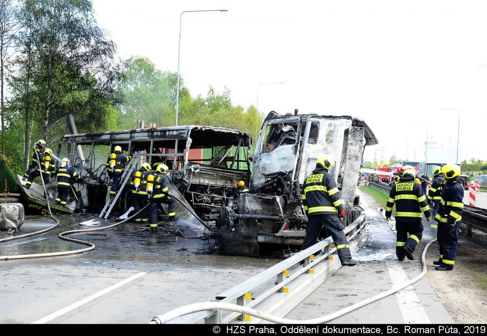Na Pražském okruhu se dnes srazil kamion převážející tanky s autobusem.