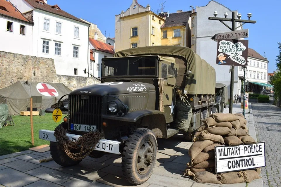Konvoj vojenských historických aut vyjíždí na cestu po Plzeňsku.