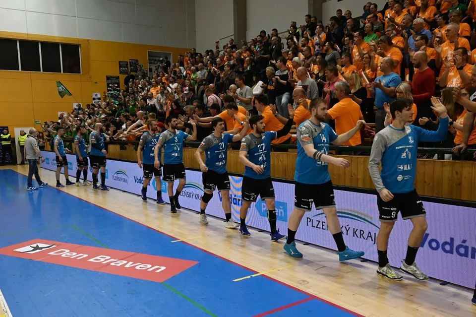Házenkáři Plzně porazili v úvodním finále Karvinou 31:27.