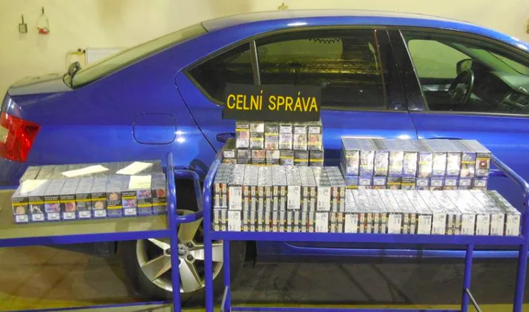 Plzeňští celníci objevili v rumunské dodávce přes 18 tisíc kusů pašovaných cigaret.