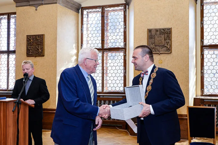 Rodina odbojáře Cuhry převzala plzeňskou prestižní Cenu 1. června.