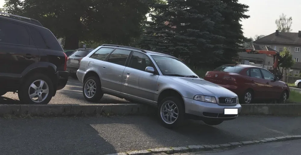 Opilý řidič pověsil své auto na obrubník. Po nehodě nadýchal více než tři promile.