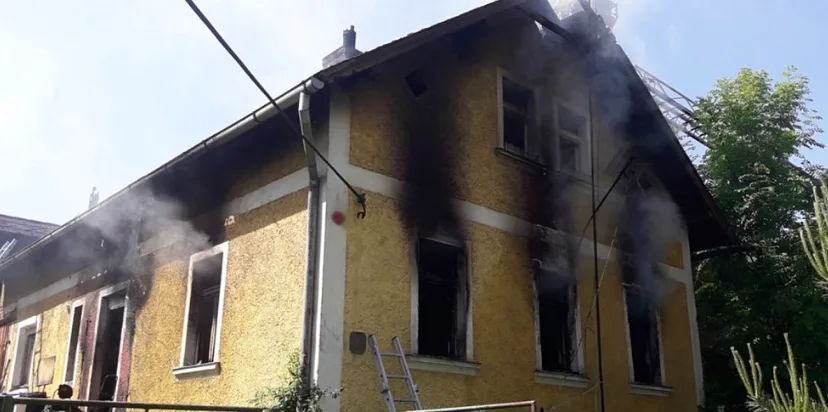 Na Domažlicku shořel rodinný dům, žena ho nejspíš zapálila úmyslně.