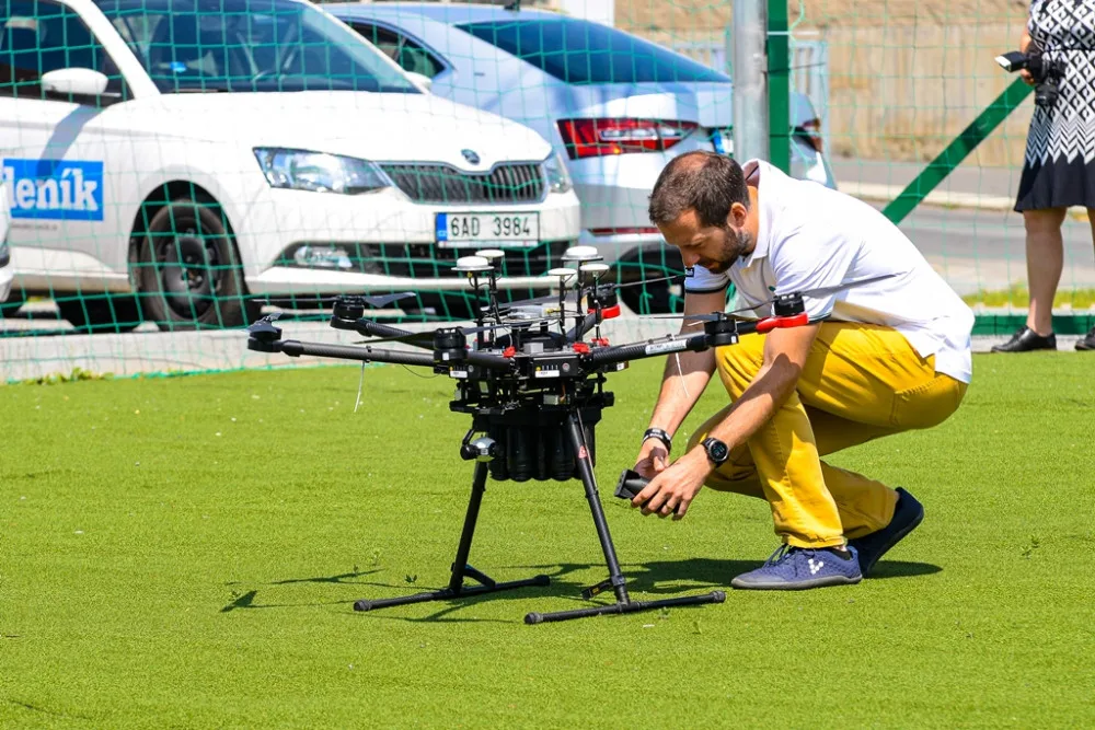Senzory umístěné pomocí dronů pomohou při zásahu hasičům.