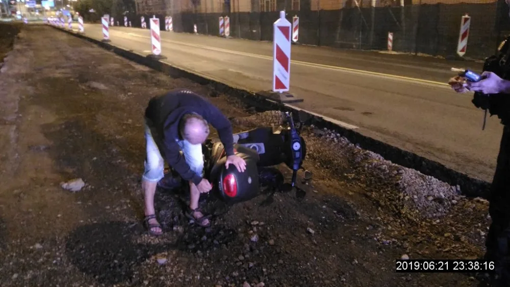 Opilý muž havaroval na skútru. Snažil se ho zvednout před hlídkou strážníků, tím upoutal pozornost.