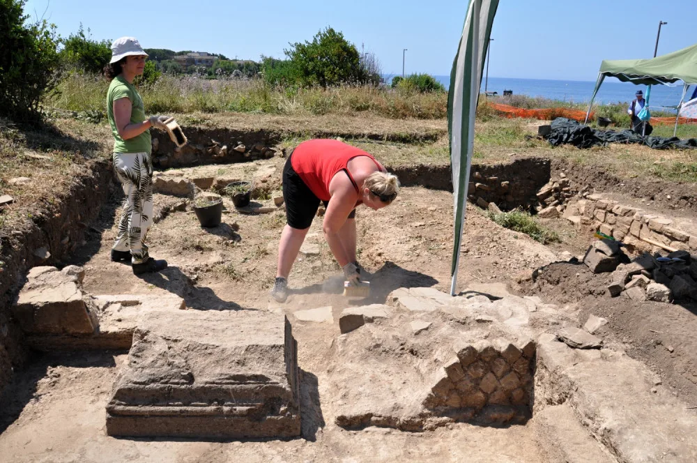 Plzeňští archeologové vykopali nedaleko Říma ruku sochy císaře.
