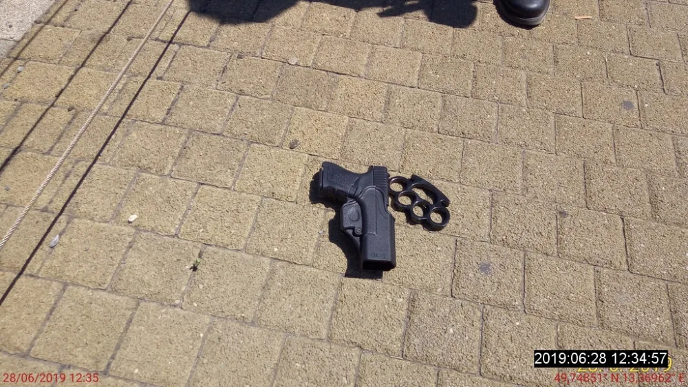 Ozbrojen plynovou pistolí a boxerem útočil na kolemjdoucí.