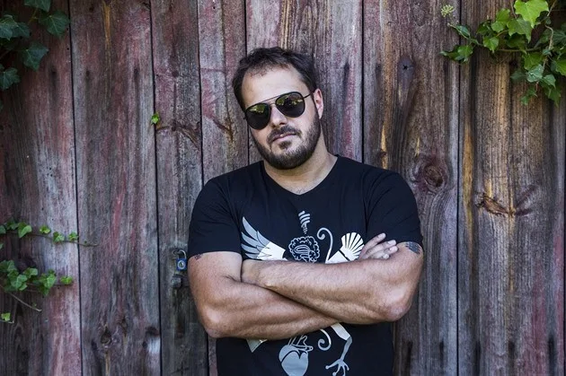 Létofest, který v Česku jako první nabídl neokoukaný model městského putovního festivalu, vstupuje do třetího ročníku. Dvoudenní akce i letos nabídne alternativu k velkým festivalům, aniž by posluchači museli jezdit za muzikou daleko a následně trávit veš