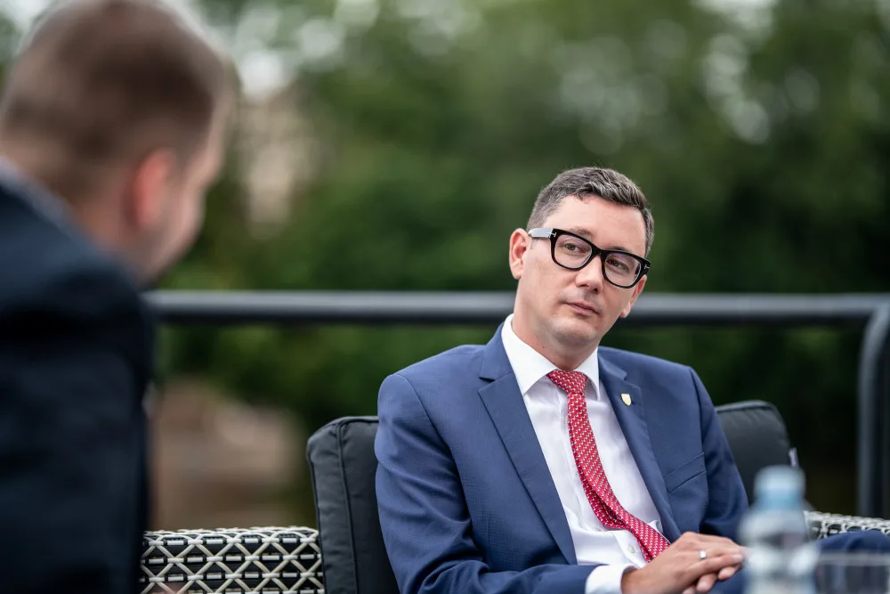 Milion chvilek považuji za parodii na Občanské fórum, říká mluvčí Jiří Ovčáček. Kandidaturu na prezidenta nevylučuje.