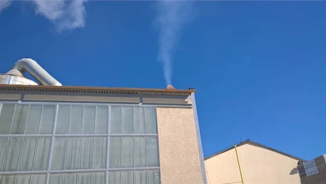 Inspekce pokutovala keramičku za prach vypuštěný do vzduchu.