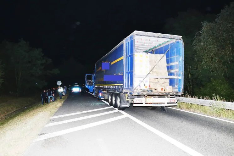 Policie u Plzně zadržela kamion s nelegálním tabákem.