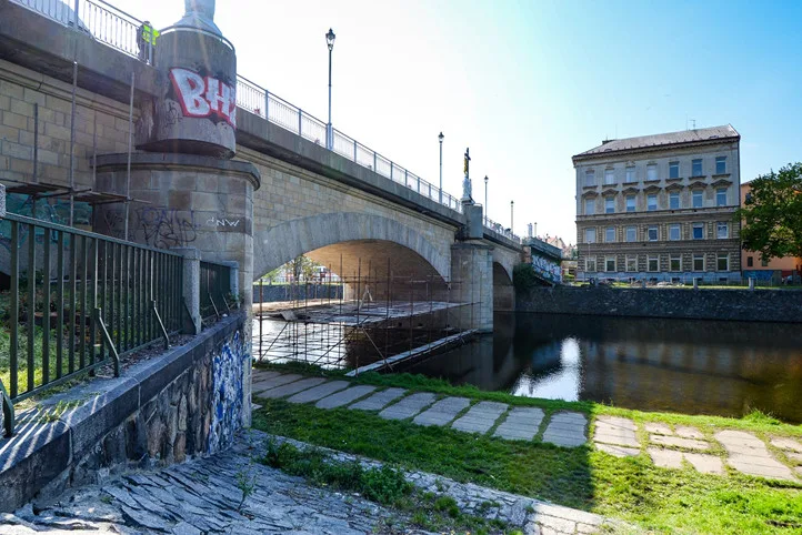 V Plzni se prodlouží uzavírka Rooseveltova mostu pro pěší.