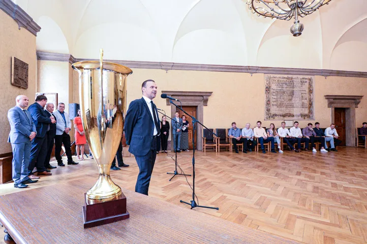 Plzeň má mistry v házené i pozemním hokeji, hráči zavítali na radnici.