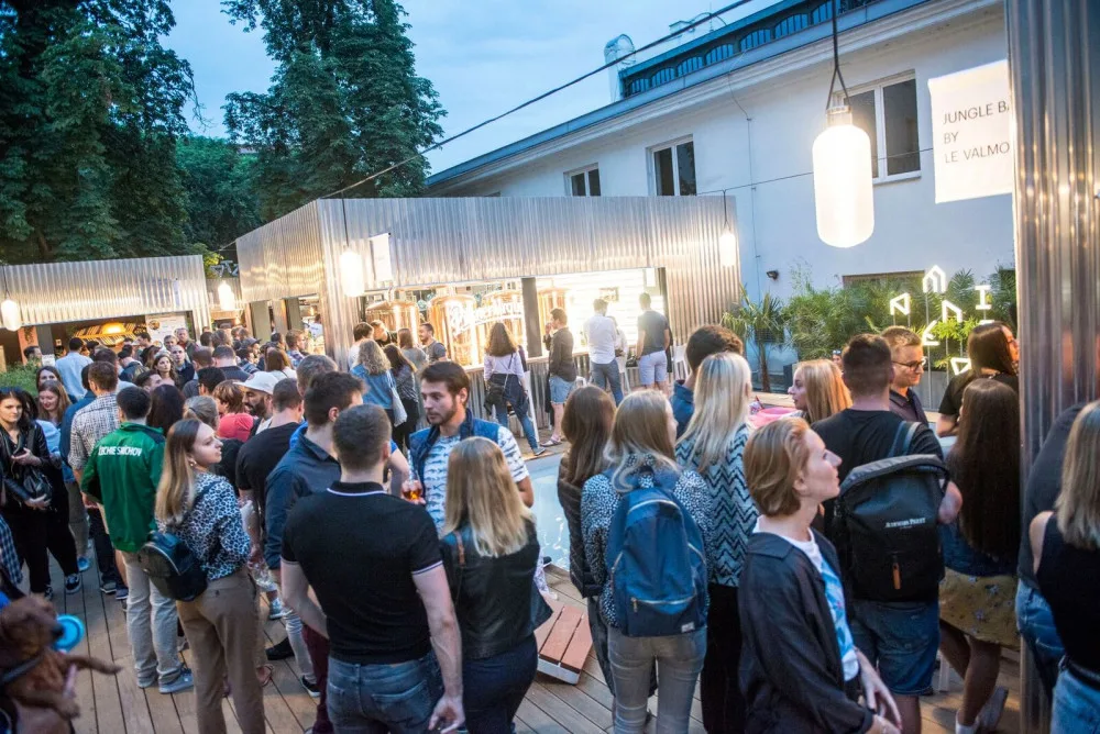 Manifesto má druhou pobočku, kde zaplatíte jen kartou.