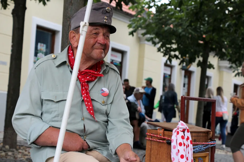 Chodským slavnostem v sobotu nepřálo počasí, přesto městem proudily tisíce lidí.