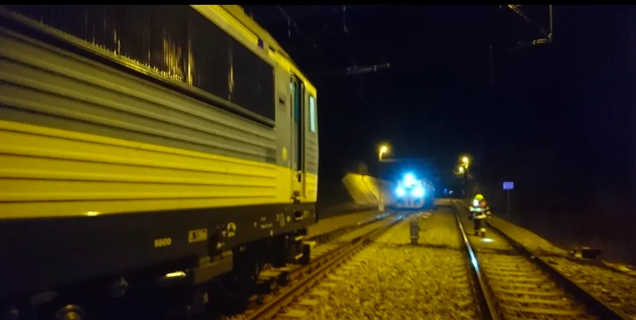 Policie obvinila strojvůdce expresu, projel u Plzně na STOP