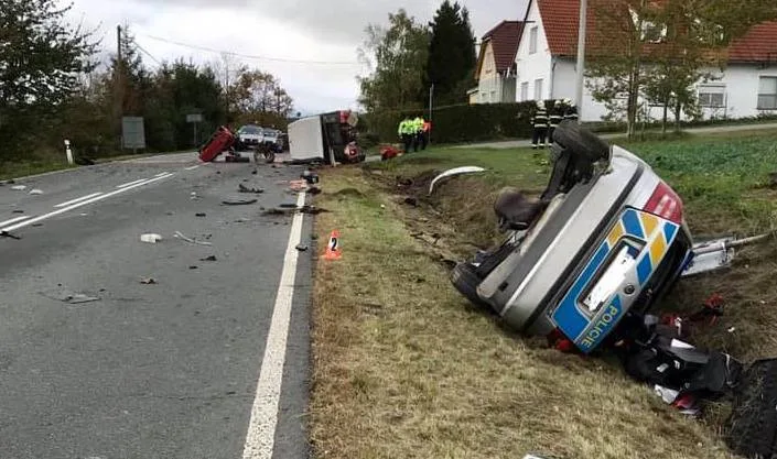 Na Tachovsku se srazilo policejní auto s traktorem, tři zranění
